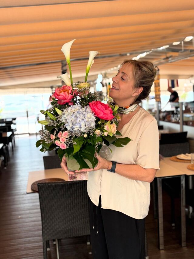 Feliç dia mare, la dona més especial que hi ha.
La que ens cuida, ens guia i ens ensenya cada dia amb força, alegria i un cor immens.
Gràcies per ser l’ànima d’aquesta família i del Botella.
T’estimem amb bogeria.
@rovirapastor 

#DiaDeLaMare #RestaurantBotella 
💐💐💐💐